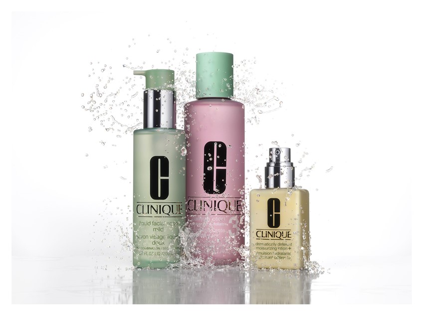 illustration of packaging, 3D, CGI, brand, branding, cosmetics, bottles, bathroom, pump, display, retail, shampoo, product, perplex, advertising, lifestyle, ecological, recycling, recycle, glamour, hair and beauty, beauty, shopping, liquid, splash, droplets, pump, lighting, studio, fresh, moisture, feminine,