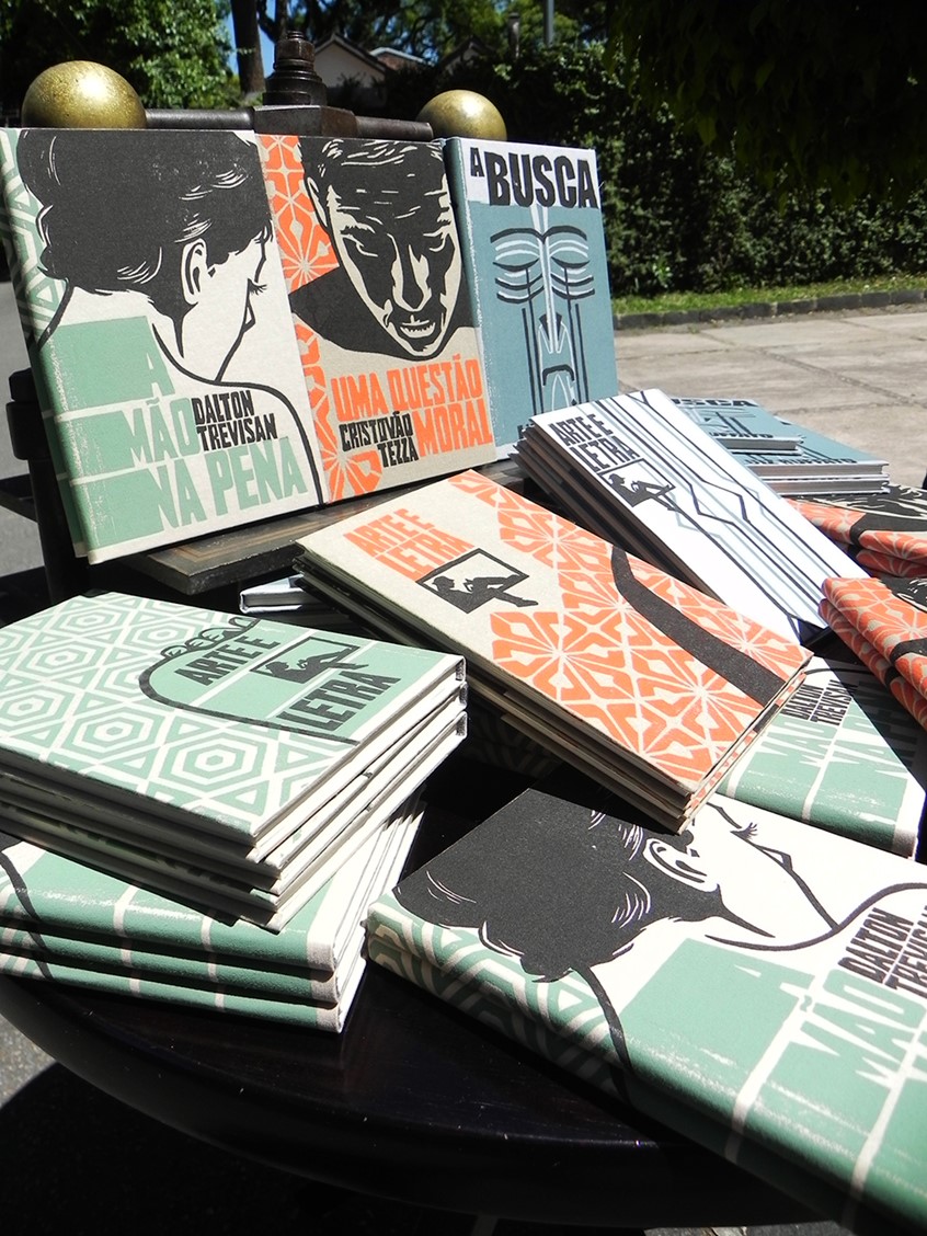 illustration of It is a handmade award winning book collection, using letterpress, block printting and handmade binding.
Awards:
11th Brasil Graphic Design Biennial Award - Book design category
Brasil National Library Literary Award - Book Design category
Editorial, books, publishing, author, entertainment, promotion, marketing, advertising, digital media, web media, color, book cover, graphic design