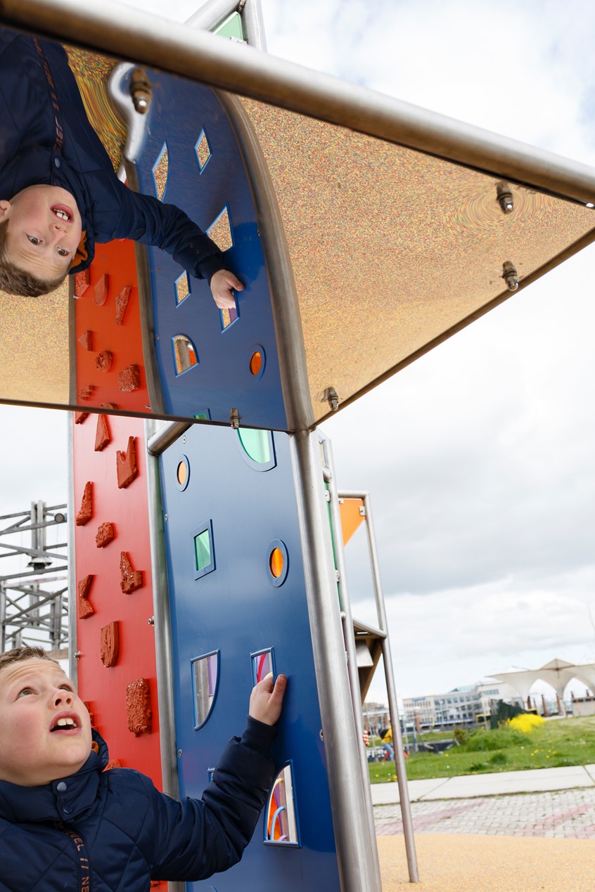 illustration of The Street Screen is a play experience. It is currently situated at Stadslab RAUM in Utrecht.