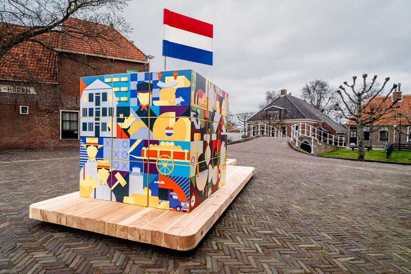 illustration of An art installation for Zuiderzeemuseum. From a distance you can see the Dutch cheese icon: a block of cheese as a snack, with a Dutch flag in it. When you look at 'Kaas is van iedereen' up-close, the history of cheese starts unfolding. Discover everything about cheese from our detailed illustrations on this interactive installation.
Client: Zuiderzeemuseum
Curator: Anne van der Zwaag