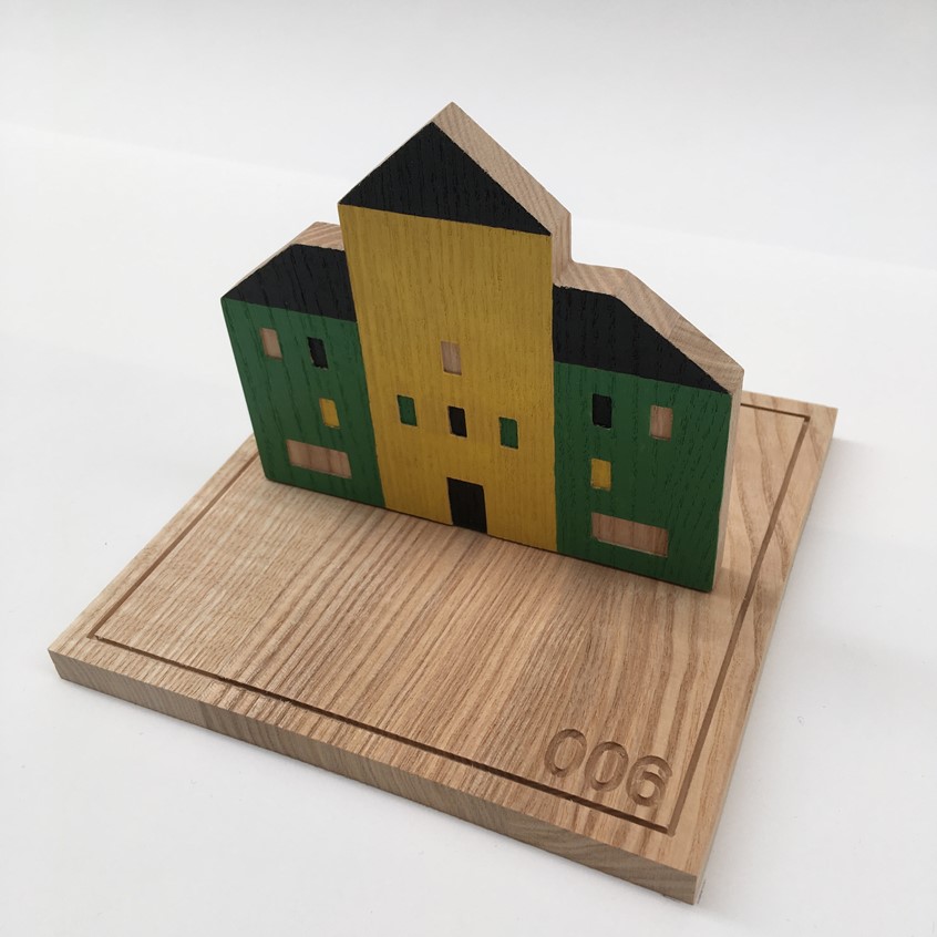 illustration of The Tiny House Project. For Dutch Design Week 100 tiny houses were made by Kars + Boom. Of every tiny house there is a hand painted wooden sculpture, an original painting and a giclée print available in 5 different colors.
The ash wood is waste wood coming from trees from Utrecht. The paint is sustainable.